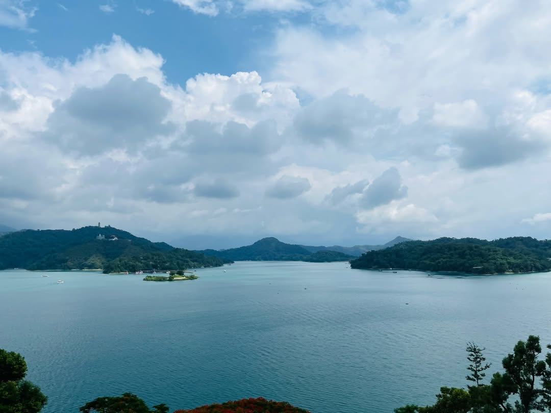 低雲停在遠山上，湖面與小島相映