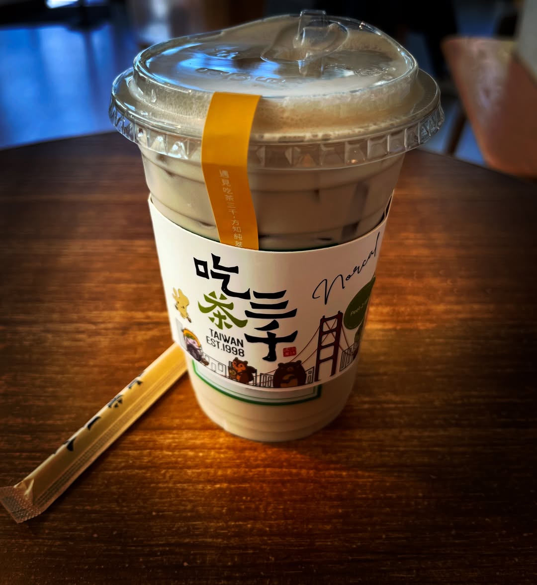 午後窗邊木桌上的一杯台灣奶茶