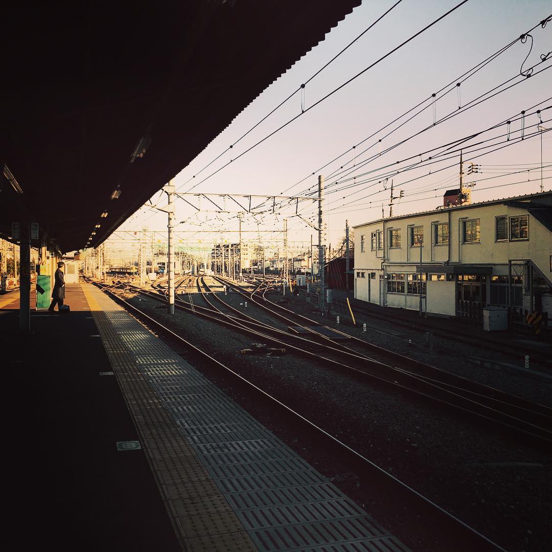 夕光中的鐵路月台與交錯軌道